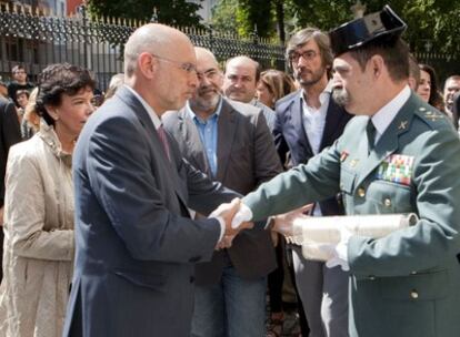 El consejero de Interior del Gobierno Vasco, Rodolfo Ares, saluda al general jefe de la XI Zona de la Guardia Civil Miguel Castro durante el homenaje que hoy ha rendido el Parlamento Vasco a Carlos Sáenz de Tejada y Diego Salvá.