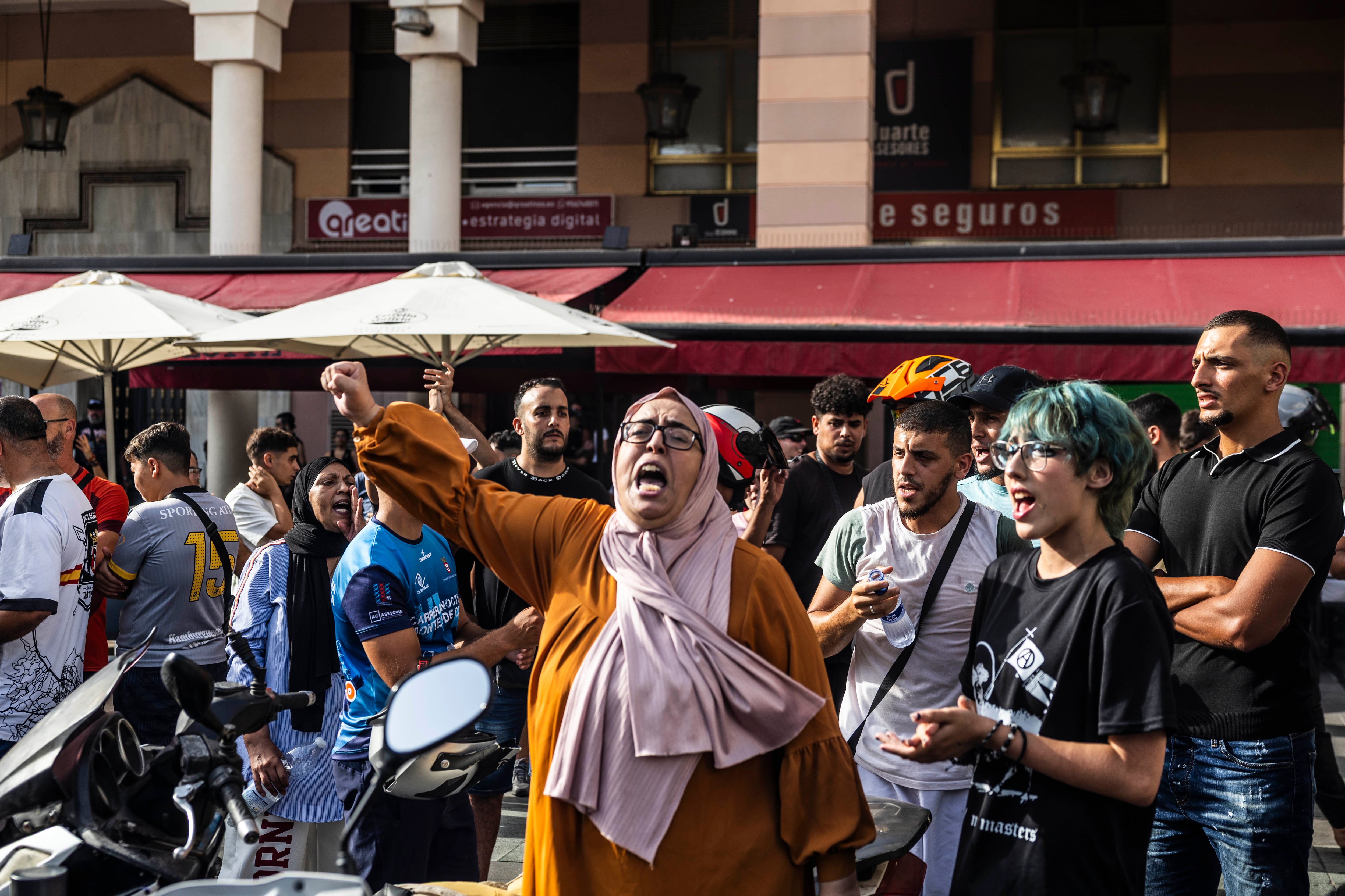 Ciudadanos ceutíes, durante la protesta del pasado sábado contra el acto de Alvise Pérez. 