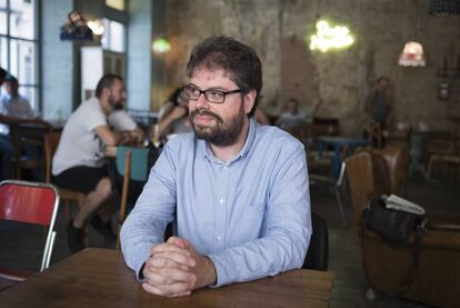 Sergio del Molino en el café Doña Hipólita de Zaragoza.
