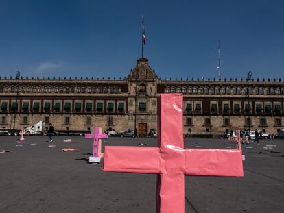 Cruces rosas, en el Zócalo de Ciudad de México durante las protestas del domingo.