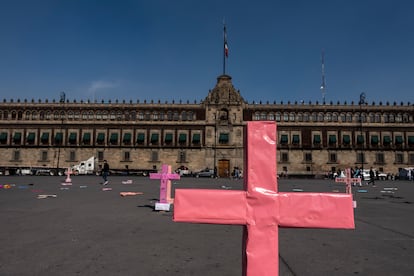 Cruces rosas, en el Zócalo de Ciudad de México durante las protestas del domingo.