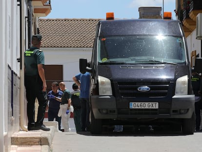 La Policía Judicial retira los cadáveres del domicilio de Zafarraya (Granada) dónde un hombre de 34 años ha matado este sábado a su expareja, una joven de 20 años y a la madre de la chica, de 49.