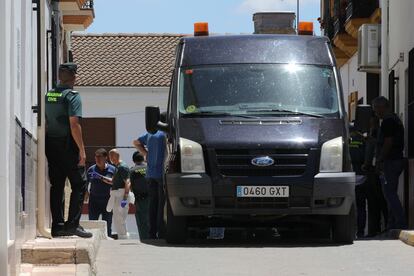 La Policía Judicial retira los cadáveres del domicilio de Zafarraya (Granada) dónde un hombre de 34 años ha matado este sábado a su expareja, una joven de 20 años y a la madre de la chica, de 49.