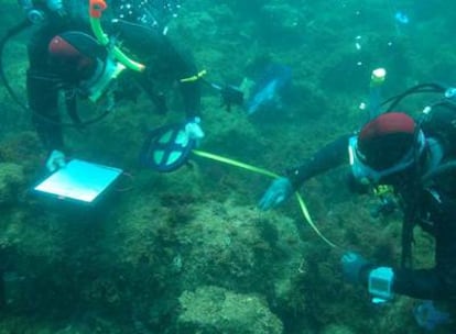 Submarinistas del Centro de Arqueología Subacuática de Andalucía trabajan en la Bahía de Cádiz.