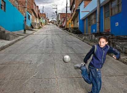 El valor de la participación. Niños en zonas de conflicto salen fortalecidos al participar en proyectos para diseñar su propio futuro, cuando se les involucra en programas de recupereción. En la foto, Sebastián en una calle de Ciudad Bolívar.