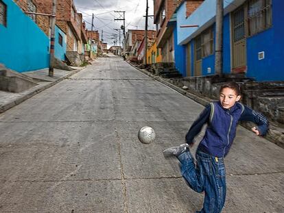 El valor de la participación. Niños en zonas de conflicto salen fortalecidos al participar en proyectos para diseñar su propio futuro, cuando se les involucra en programas de recupereción. En la foto, Sebastián en una calle de Ciudad Bolívar.