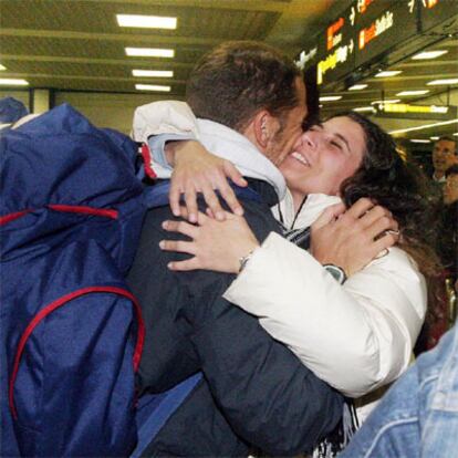 Turistas italianos se abrazan en el aeropuerto de Roma a su regreso de las islas Maldivas.