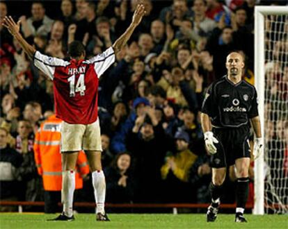 Barthez, consternado, observa la alegría de Henry ante su obsequio.