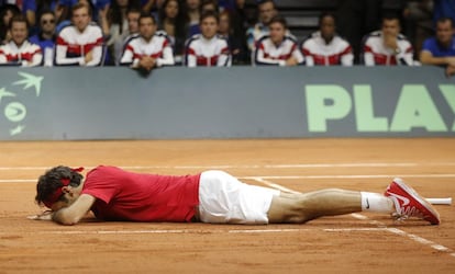 Federer, emocionado y tirado en la tierra de Lille tras derrotar por la vía rápida a Gasquet.