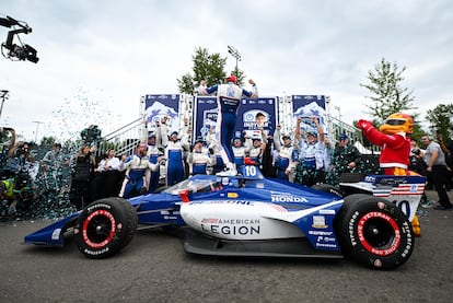 Álex Palou celebrates with his team his victory in the Portland Grand Prix Sunday, at the Portland International Raceway in Portland, Oregon.