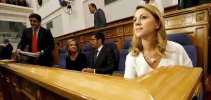 Cospedal, en primer plano, en su escaño en las Cortes de Castilla-La Mancha.