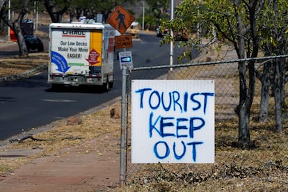 Un cartel indicando a los turistas que se alejen de la zona en la ciudad de Lahaina (Hawái), el domingo 13 de agosto. 
