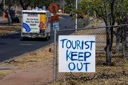 Un cartel indicando a los turistas que se alejen de la zona en la ciudad de Lahaina (Hawái), el domingo 13 de agosto. 
