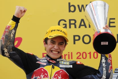 Marc Márquez celebra su victoria en Estoril.