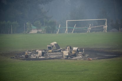 Varios restos carbonizados tras el incendio en el municipio de Santa Olga.