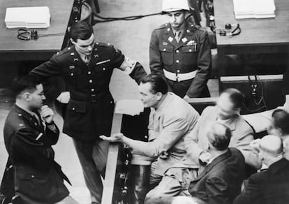 Hermann Goering dialoga con un oficial durante el juicio a los principales criminales de guerra. El líder nazi fue condenado a muerte por la horca en Nuremberg, pero se suicidó con una cápsula de cianuro la noche anterior a la ejecución, en 1946.