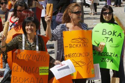 Trabajadoras de los comedores ayer en Bilbao, durante una manifestación.