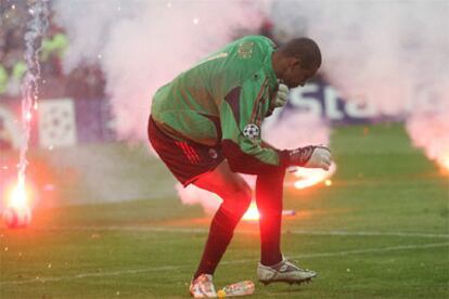 Dida en el momento de ser alcanzado por una bengala.