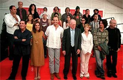 En primera fila, y de izquierda a derecha: Miguel Ríos, Ana Belén, Miguel Bosé, Eduardo Bautista y el grupo Presuntos Implicados, rodeados por algunos de los artistas españoles que competirán en los Grammy Latinos. PLANO GENERAL - FOTO DE GRUPO