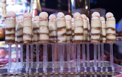 Los postres ocupan también un papel imprescindible en el menú del chef. Tras los Oscar, se servirá una gran variedad de dulces. Entre ellos, este Tiramisú Push Pop: pequeñas raciones del postre italiano coronadas con profiteroles.