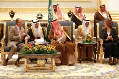 Los Reyes, en 2006, en uno de los múltiples viajes oficiales que realizaron a Arabia Saudí durante su reinado.