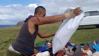 Un hombre recoge basura en la Isla de Pascua.