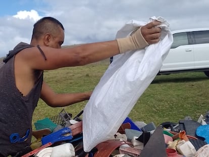 Un hombre recoge basura en la Isla de Pascua.