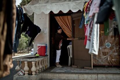 Sawthan Alshami vive en el barrio de Wadi Zeina. Este vecindario, a las afueras de Líbano, acoge a un gran número de palestinos sirios que vivían en el campo de refugiados de Yarmouk, en Siria, ahora rodeado por las tropas del régimen de Al-Assad. La violencia ha hecho que estos refugiados lo sean por dos veces: ahora en Líbano y en pésimas condiciones.