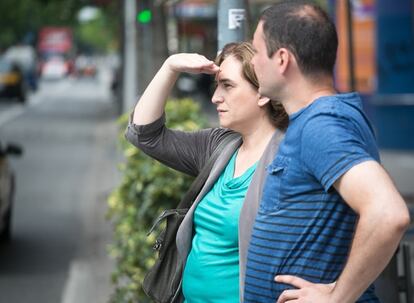 Ada Colau, who is likely to become mayor of Barcelona, takes a walk in the Catalan capital on Monday with her partner. Colau is preparing to govern in a minority with the 11 Barcelona en Comú councilors voted in on Sunday.