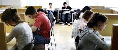 Estudiantes en la biblioteca pública Manuel Alvar, en 2008.