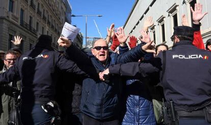 Manifestación para reclamar "pensiones dignas", cerca del Congreso de Diputados, en febrero de 2018.