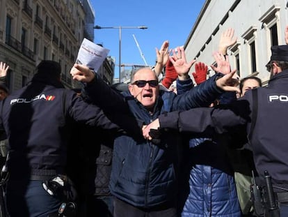 Manifestación para reclamar "pensiones dignas", cerca del Congreso de Diputados, en febrero de 2018.