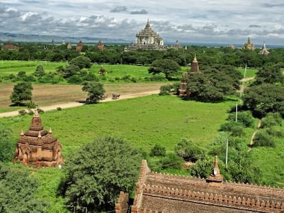 La llanura de Bagan, con sus templos budistas sobresaliendo entre la vegetaci&oacute;n.