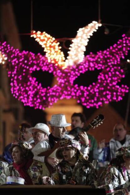 Un coro actuando sobre una batea en la calle de La Palma, en uno de los tradicionales carruseles del barrio gaditano de La Viña.