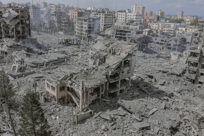 
10 de octubre de 2023. Jan Yunis, franja de Gaza.

"Esta imagen muestra el barrio Al Rimal en la Ciudad de Gaza, después de haber sido atacado con un gran número de explosivos y misiles. Una cuadra residencial completa completamente aniquilada.

Esta guerra ha traído sentimientos de desesperación sin precedentes, mientras presenciamos el asesinato sin sentido de niños, mujeres y la destrucción generalizada de nuestra ciudad. El pensamiento de que nuestras propias familias podrían ser blanco pesa mucho en nuestras mentes. Recuerdo la angustia de rescatar a mis propios hijos de los escombros de una casa demolida, tratando de equilibrar el papel de fotógrafo con el de un padre aterrorizado. Es un trauma que persiste, pero estoy agradecido de que sobrevivieran con lesiones leves.
Compartimos estas imágenes con el mundo exterior, con la esperanza de transmitir la realidad de nuestras experiencias. Sin embargo, entendemos que aquellos que ven nuestro trabajo nunca comprenderán completamente la profundidad de nuestro dolor, la constante amenaza para nuestra seguridad y el costo psicológico de vivir en medio del conflicto y la incertidumbre.
Nuestras fotografías representan la dolorosa verdad de la vida aquí y arrojan luz sobre la hipocresía mundial hacia Gaza".