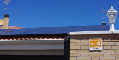 Instalación de 12 placas solares en el tejado de la vivienda de Ernesto Macías.