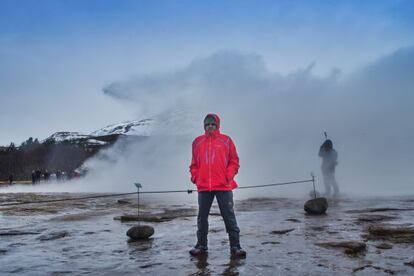 Miquel Serra-Ricart, investigador del Instituto de Astrofísica de Canarias y especialista en observación de eclipses en directo, en el complejo de Geysir, en Islandia, esta semana.