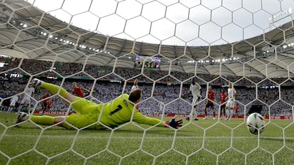 El portero alemán, Manuel Neuer, se estira sin éxito en el gol de Dani Olmo. 