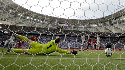 El portero alemán, Manuel Neuer, se estira sin éxito en el gol de Dani Olmo. 