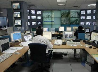 Sala de control de tráfico de la DGT en Sevilla, donde trabajan 45 personas en turnos de ocho horas.