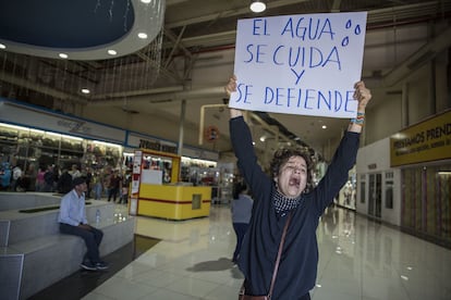 Una activista contra la empresa cervecera en Mexicali este sábado.