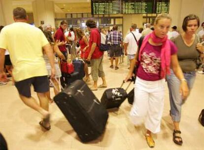 Turistas, ayer en el aeropuerto de Málaga.