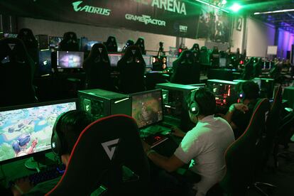 Un grupo de personas juega videojuegos en una exposición en Guadalajara, en 2019.