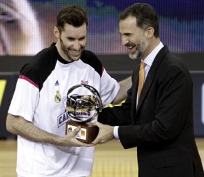 El rey Felipe VI le entrega el trofeo de MVP a Rudy.