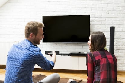 <p>O en Yomvi, Wauki, HBO o Amazon Prime. La plataforma da igual, lo que es seguro es que gastando solo unos 10 euros al mes podrá tener una infinidad de series y películas para ver con su pareja. ¿Y esto de qué sirve?</p> <p>Según un estudio de la Universidad de Aberdeen, Reino Unido, <a href="https://elpais.com/elpais/2016/11/22/buenavida/1479837380_281051.html" target="_blank">"compartir una identidad social es clave en las relaciones románticas" porque "ayuda a fortalecer el vínculo"</a>, lo que según la investigación puede alargar su relación hasta tres años: el tiempo juntos es crucial para favorecer la intimidad de la pareja. Pero, cuidado, reserve también un espacio de ocio personal en solitario, es la única forma de evitar la dependencia. </p>