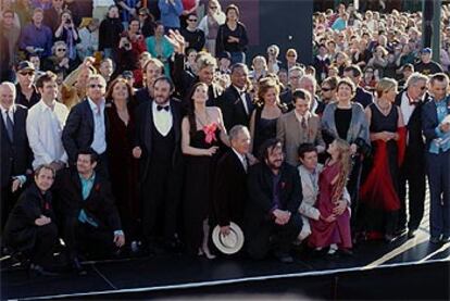 El reparto al completo posa junto al director, Peter Jackson, a las puertas del Embassy Theatre de Wellington.