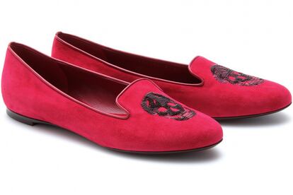 Calaveras: el símbolo estrella de Alexander McQueen adorna estas slippers en rojo (395 euros).