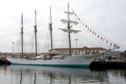 El buque escuela de la Armada Juan Sebasti&aacute;n de Elcano, a su llegada hoy al Arsenal Militar de Ferrol