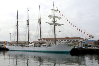 El buque escuela de la Armada Juan Sebastián de Elcano, a su llegada hoy al Arsenal Militar de Ferrol