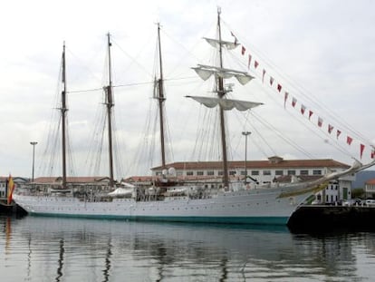 El buque escuela de la Armada Juan Sebasti&aacute;n de Elcano, a su llegada hoy al Arsenal Militar de Ferrol